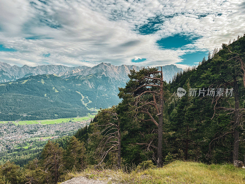 德国Garmisch-Partenkirchen周围美丽的高山景观