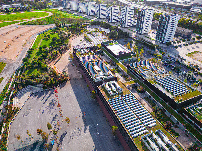 太阳能电池板放置在一个住宅区的航拍图像，葡萄牙里斯本