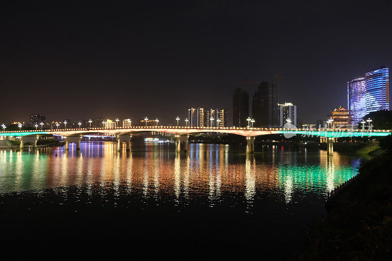 中国广西南宁市的夜晚。永河大桥，五彩倒影