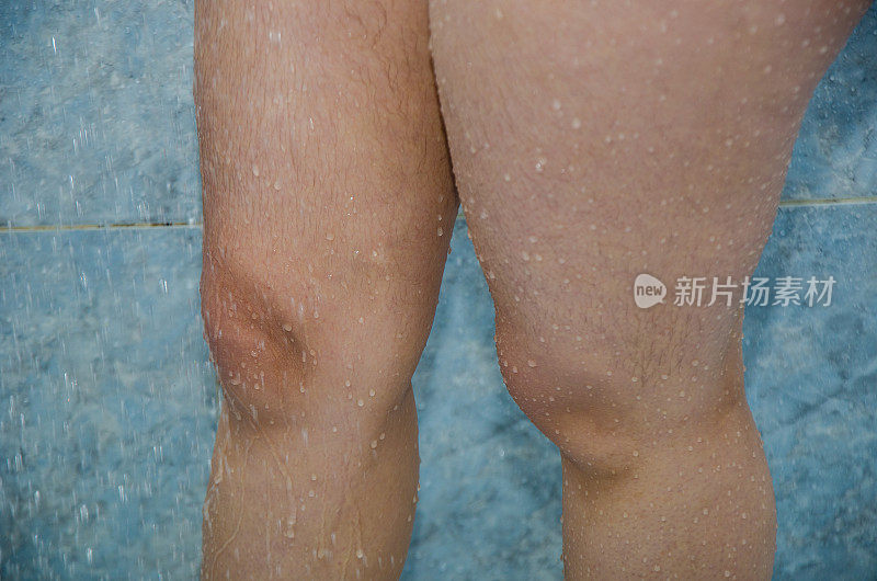 女人在淋浴时湿腿的特写