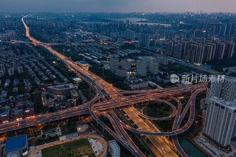 中国武汉光谷高新区夜景鸟瞰图