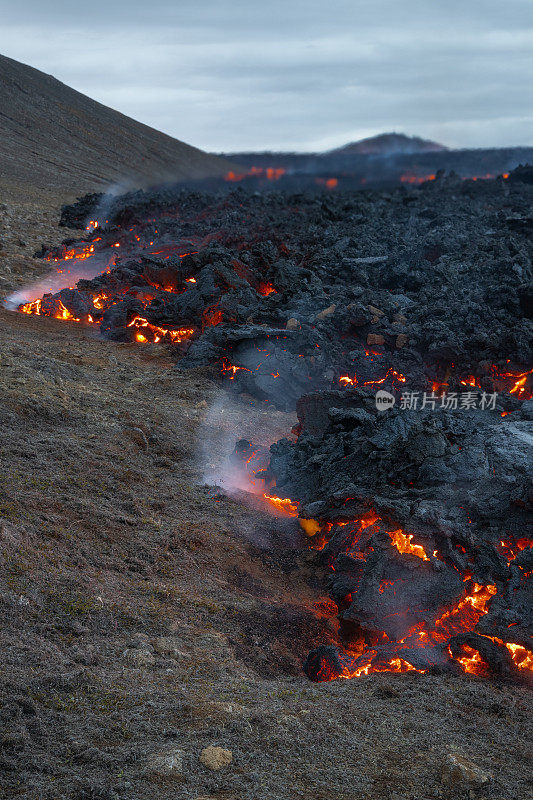 冰岛雷克雅那半岛的Fagradalsfjall火山喷发，火山景观和前进的熔岩流特写