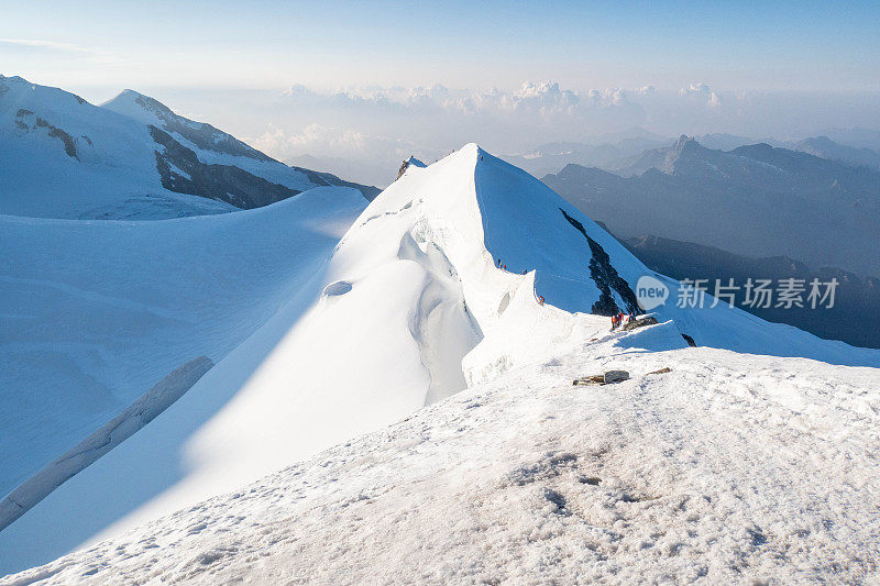 瑞士的雪山山脊