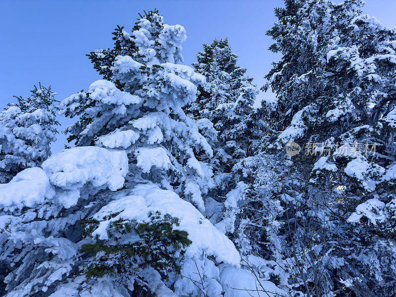 无人机拍摄的雪山鸟瞰图