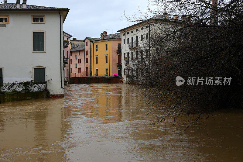 在气候变化引起的洪水中，意大利维琴察的一座桥的拱门被肿胀的Retrone河淹没