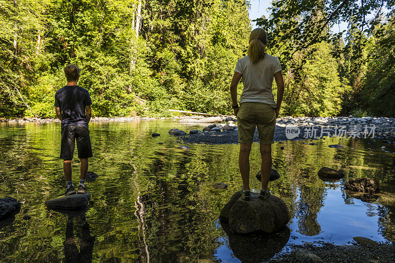 一对母子在加拿大不列颠哥伦比亚省徒步旅行时，在一个美丽的湖边