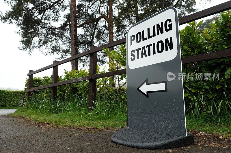 围栏旁的英国投票站方向标志