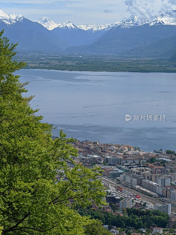 从佩勒兰山顶俯瞰瑞士日内瓦湖和瑞士阿尔卑斯山脉