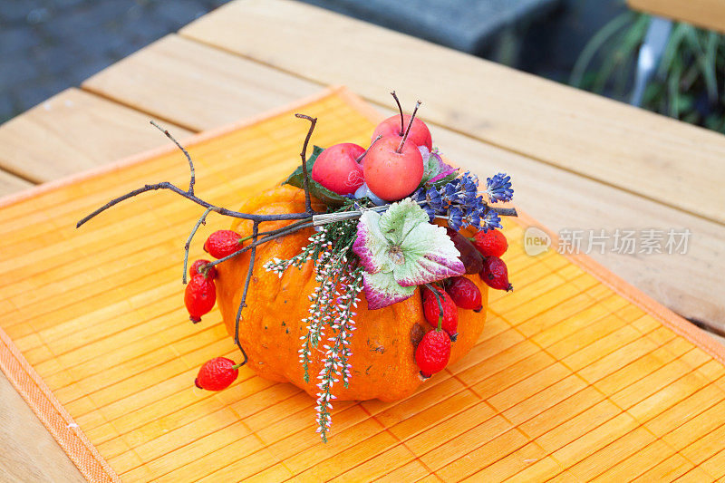 秋天的装饰用干花，水果和南瓜