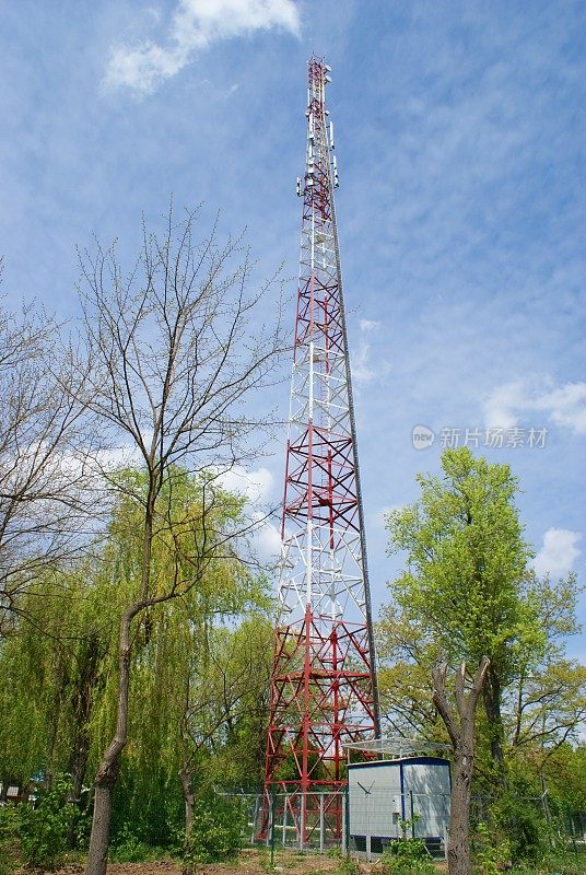 4G电视广播塔，带有抛物线天线和卫星天线。广播网络信号。高覆盖率。