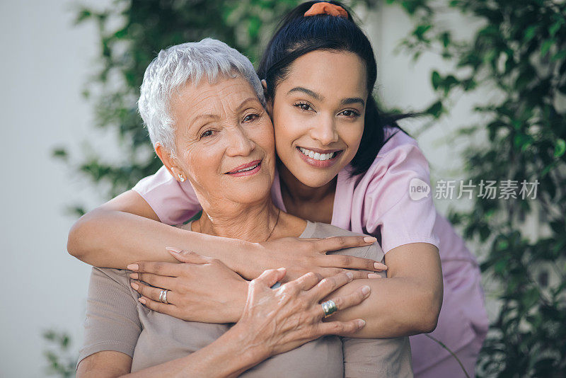 一位年轻的护士在外面照顾一位年长的妇女