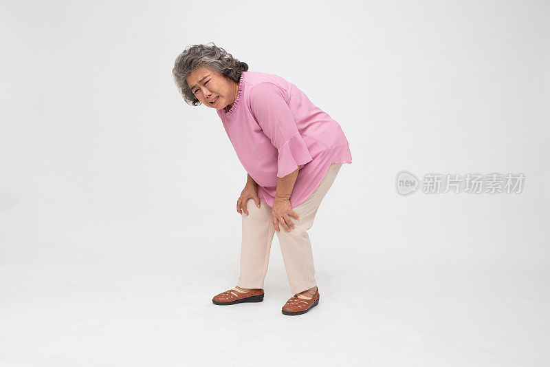 亚洲老年妇女患膝关节疼痛孤立于白色背景，关节炎疾病或骨关节炎概念