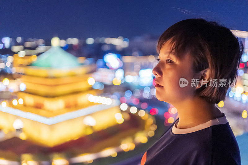 亚洲女人在城市的夜晚