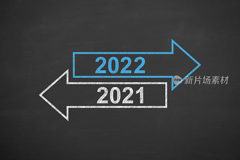 黑板背景上的2022年旧年或新年