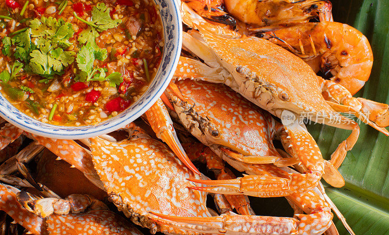 它由新鲜辣椒、酸橙汁、生姜、大蒜、糖和鱼露组成。泰国流行的海鲜。