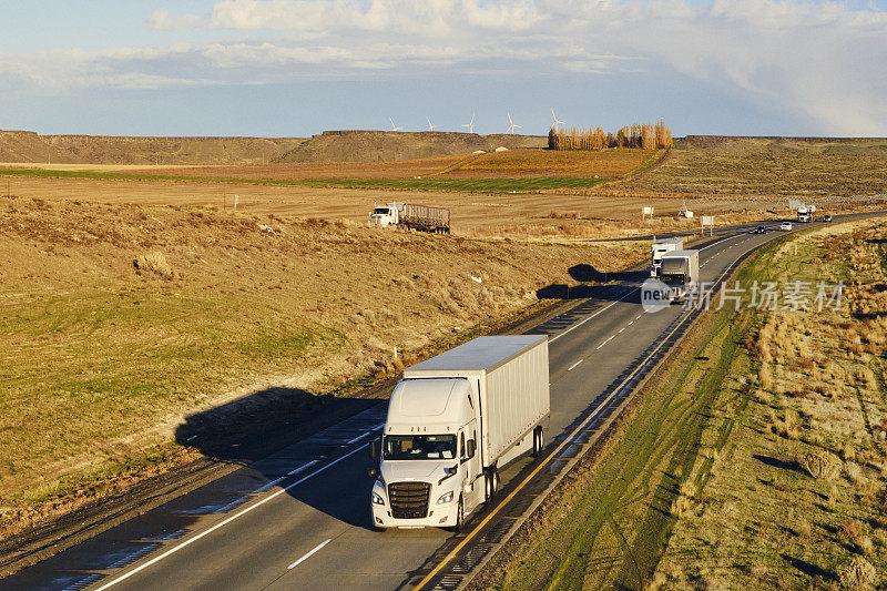 在美国西部乡村州际公路上的长途半挂车