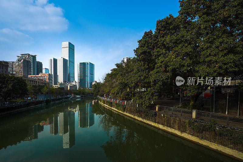 下午，成都大桥边的城市天际线