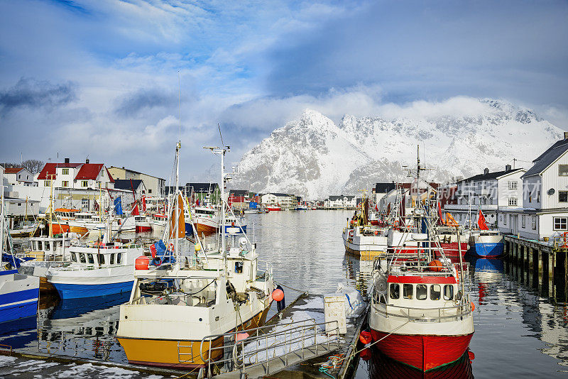 挪威罗浮敦冬季停泊在港口的渔船