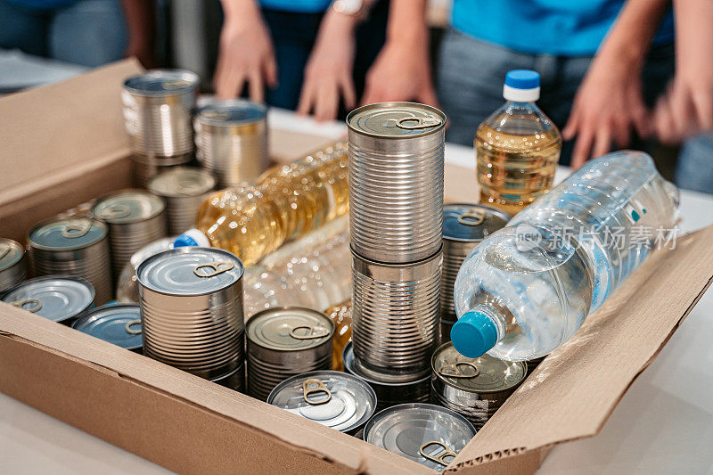 装有油，罐头食品和水瓶的盒子，用于捐赠