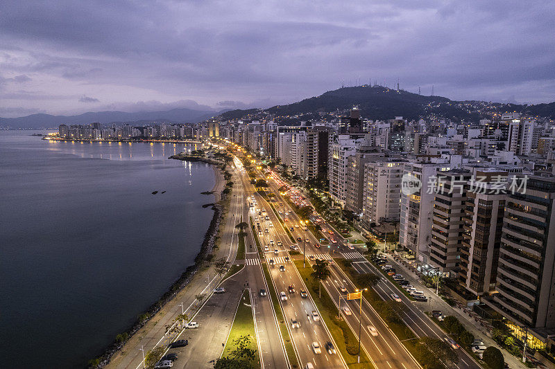 Florianópolis下午晚些时候和傍晚早些时候的城市天际线。