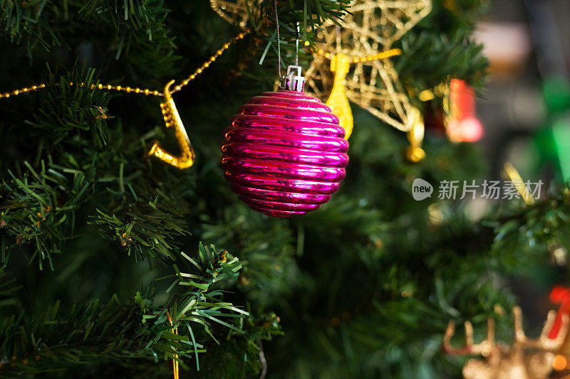 粉红色的圣诞树装饰