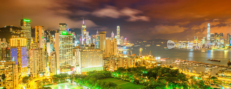 香港夜空鸟瞰图。摩天大楼的灯光。