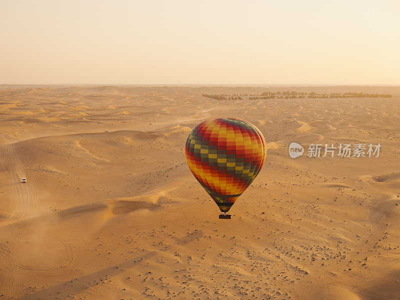 在沙漠上空乘坐热气球