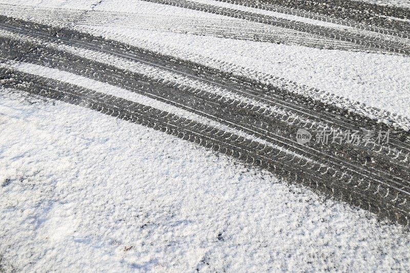 加拿大的轮胎在冬天的雪地里转弯