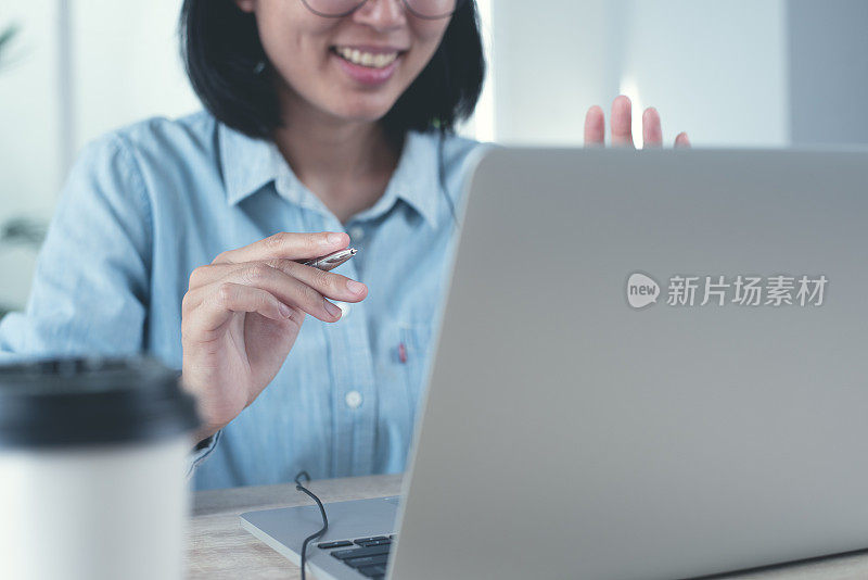商业女性通过笔记本电脑使用zoom在线会议应用程序在办公室进行facetime视频会议
