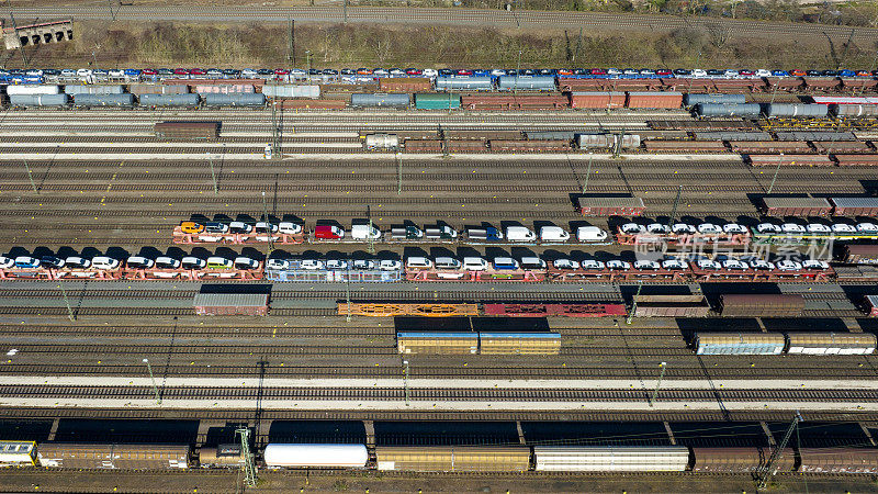 铁路场，调车场和货运列车-鸟瞰图