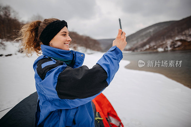 在雪地上露营