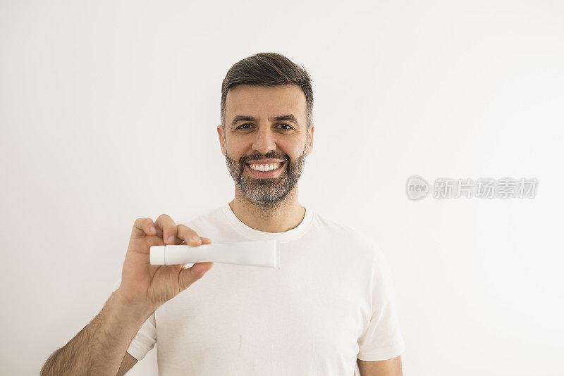 一个拿着牙膏的男人的肖像