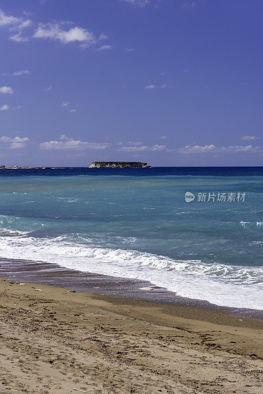 从海滩望向大海，港口后面是平顶岛屿