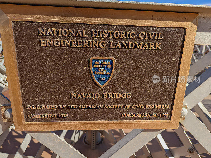 纳瓦霍大桥横跨科罗拉多河，靠近亚利桑那州北部的李渡口和大理石峡谷