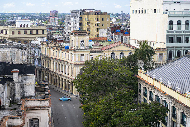 哈瓦那街景与经典的汽车