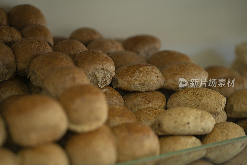 在面包店展出的全麦面包的特写