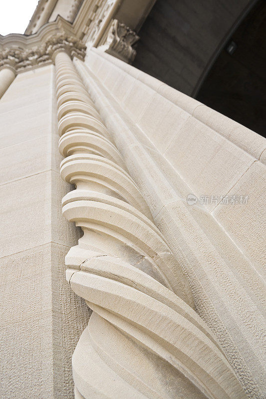 意大利一座古代古典教堂的螺旋形大理石圆柱