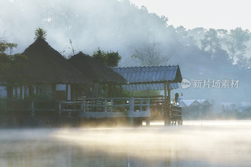 泰国湄宏松班拉泰村的早晨河畔景色