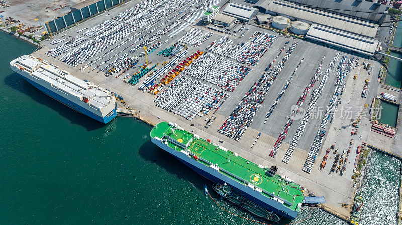 许多新经营的汽车货运船，滚装船为进出口运输汽车船舶货运代理服务船，物流运输经销商运输汽车汽车出口码头在横滨
