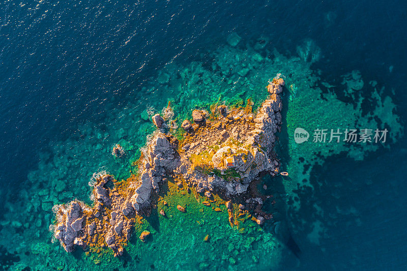 碧海小岛上的小教堂风景