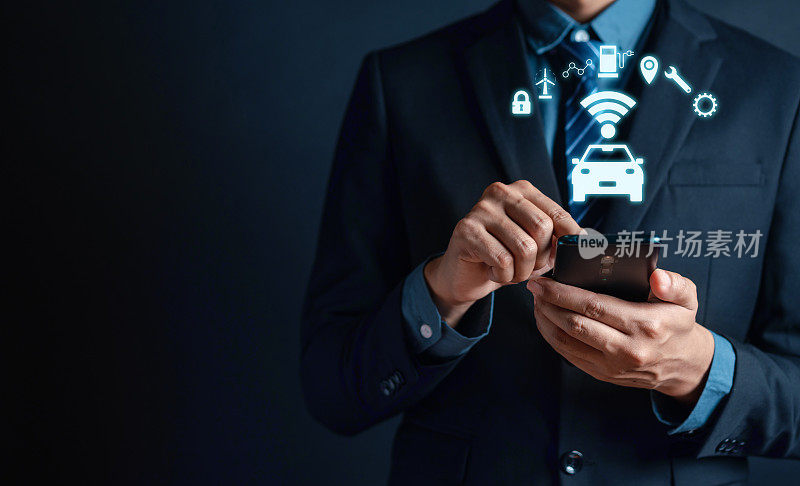 商家使用智能手机控制智能汽车应用生态系统车辆和智能汽车，显示汽车图标和停车位置、燃油、节能、服务和安全等信息。