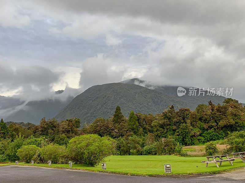 清晨雾中的山景，福克斯冰川，西海岸，新西兰