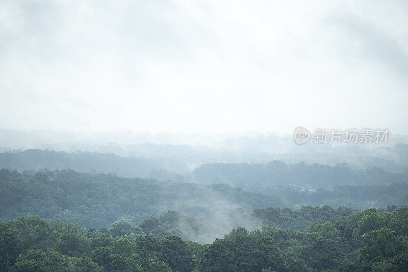 佐治亚州亚特兰大市一个雾蒙蒙的夏日早晨