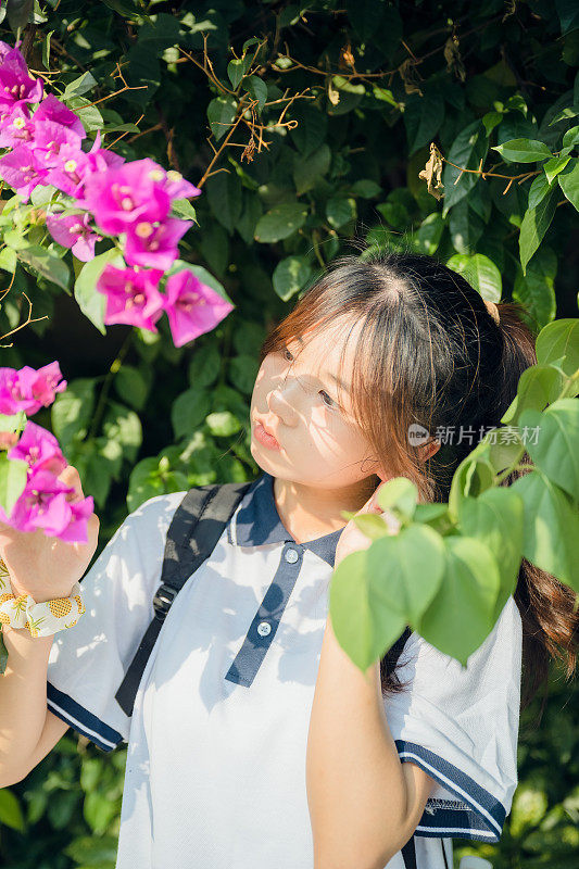 花中的亚洲女孩