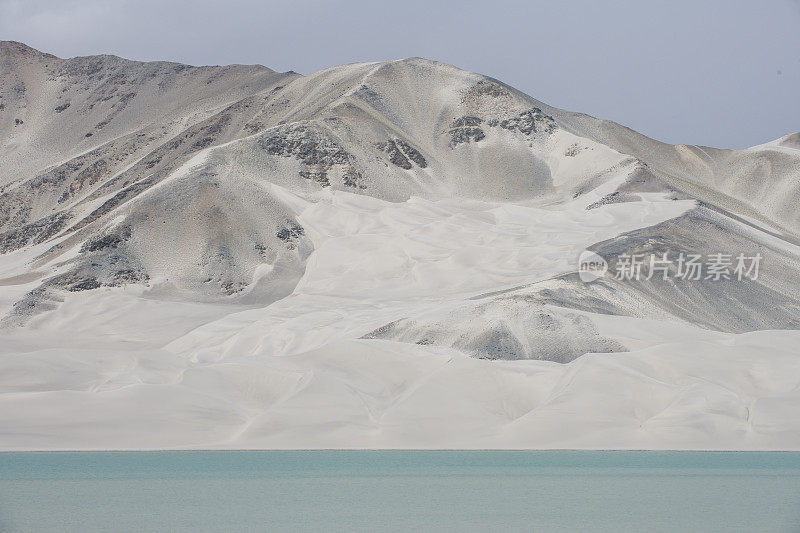 中国新疆帕米尔高原山上的白沙