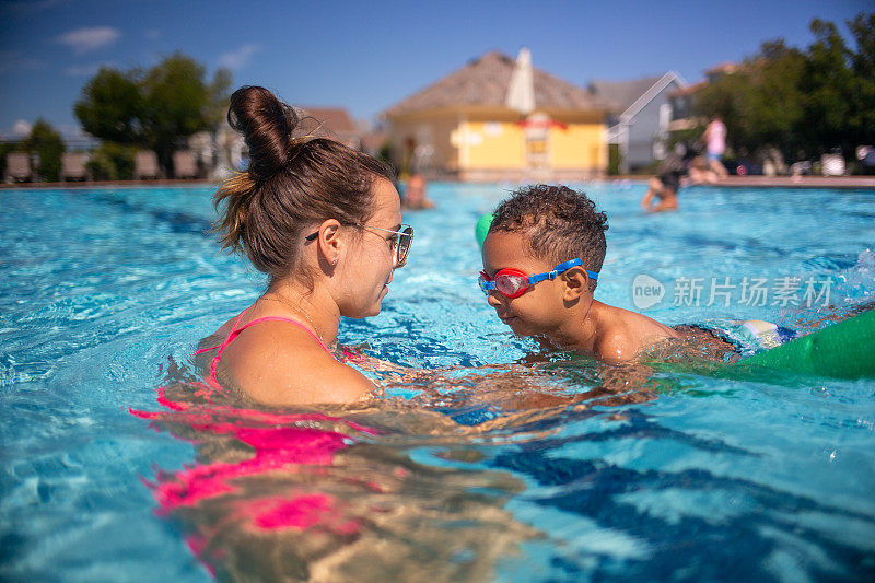 游泳教练教3岁的孩子如何游泳