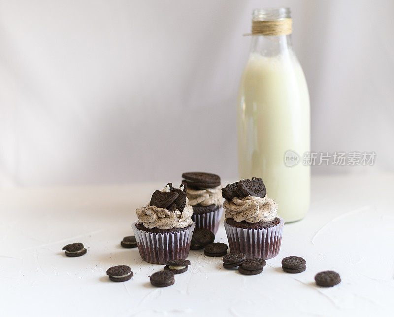 自制巧克力饼干松饼旁边一瓶牛奶孤立的背景