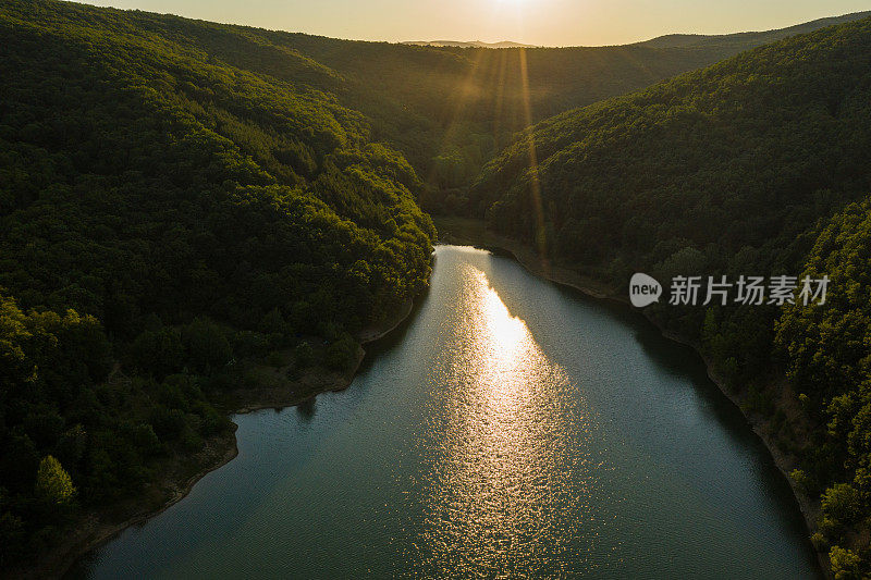 日落时分，山与山之间的湖面