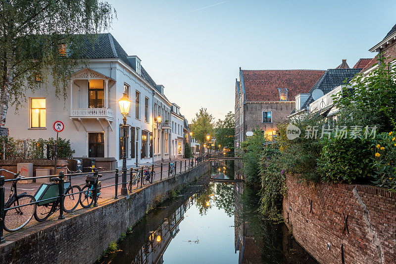 位于荷兰中世纪城市阿默斯福特中心的狭窄运河。