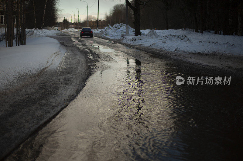潮湿的路。水坑在人行道上。水在高速公路上。